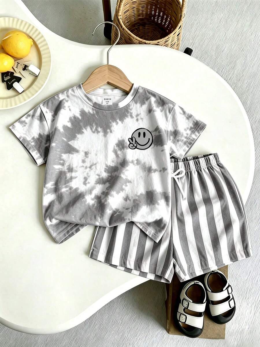 SHEIN 男孩休閒舒適百搭夏季套裝,2件組,黃色與白色紮染滿版趣味臉孔圖案,圓領短袖T恤上衣搭配鬆緊腰黃色與白色對比條紋短褲,柔軟彈性面料,寬鬆版型,春夏時尚男孩T恤套裝,適合夏季 - 灰色 - 查看 1