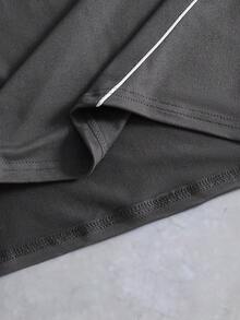 SHEIN Coolqubz 两件套男童简约时尚白色荷叶边圆领套头针织T恤和短裤套装，面料舒适，合身，春夏新款，适合多种季节和场合，休闲运动，度假风。 - 深灰色 - 查看 6