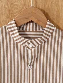 SHEIN Vintaside Kids 男童休閒通勤套裝 2 件組，立領紋理條紋布料襯衫搭配紗染條紋短褲，舒適時尚襯衫套裝 - 卡其色 - 查看 3