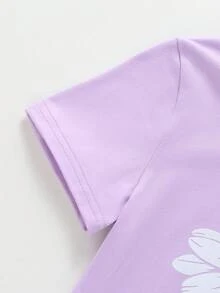 SHEIN Sparklyn 女童夏季新款套裝，可愛俏皮風，紫色短袖 T-shirt 上衣搭配雛菊印花設計，配復古中藍色牛仔裙褲，鬆緊腰頭設計，對比色 3D 刺繡雛菊圖案，修身剪裁，柔軟親膚面料，適合外出、派對等多種場合，夏季新款女童套裝 - 彩色 - 查看 6