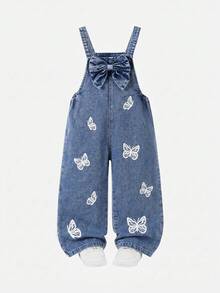 SHEIN Playful Pals 女童牛仔吊帶褲，四季休閒百搭款，復古中藍色牛仔布，胸前3D蝴蝶結設計，褲腿白色蝴蝶結印花，時尚寬鬆直筒牛仔吊帶褲，面料柔軟舒適，適合日常出遊、上學、通勤，新款四季女童牛仔吊帶褲 - 中等水洗藍 - 查看 4