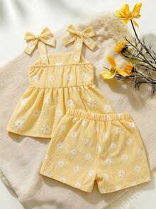 SHEIN Vintaside Kids 这款少女风两件套，包括一件黄色吊带上衣和一条带口袋的高腰牛仔短裤，甜美可爱又百搭，是春夏的理想之选。梭织面料厚度适中，饰有荷叶边蝴蝶结和立体花朵，豹纹纽扣更添复古气息。适合日常上学、游览热门景点、度假旅行、居家休闲以及参加派对等各种场合。 - 黃色 - 查看 2
