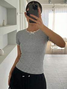 DAZY 蝴蝶結刺繡寬鬆短袖圓領女款T恤 - 灰色 - 查看 5