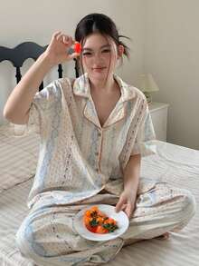 Dazy Plus 2件組女款春季印花滿版圖案睡衣套裝，適合度假 - 杏色 - 查看 2