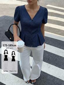 SHEIN Tall 女款高個子短版泡泡袖V領前開扣海軍藍牛仔襯衫，修身荷葉邊下擺，夏季辦公室早午餐休閒法式優雅上衣 - 深色水洗藍 - 查看 1