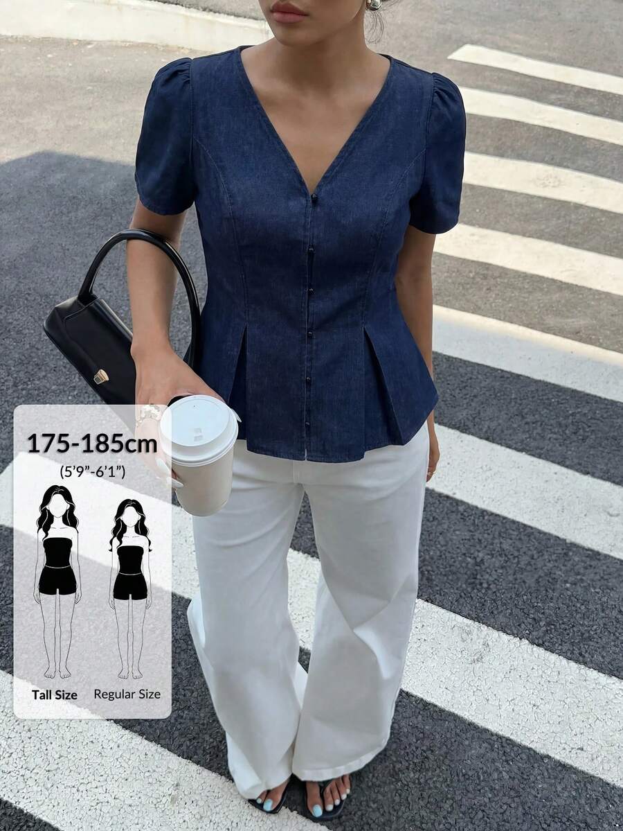 SHEIN Tall 女款高個子短版泡泡袖V領前開扣海軍藍牛仔襯衫,修身荷葉邊下擺,夏季辦公室早午餐休閒法式優雅上衣 - 深色水洗藍 - 查看 1