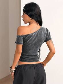 Coolane 女款春季街頭風 Grunge 哥德復古 Y2K 龐克風 黑色不對稱領貼身短袖 T-shirt，飾有孔眼與金屬環 - 黑色 - 查看 6