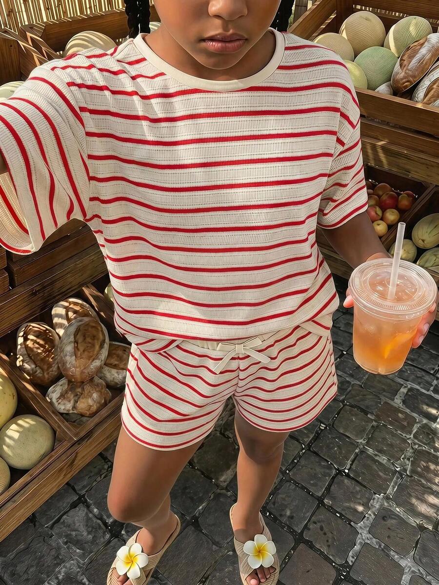 SHEIN Tween女孩夏季新款休閒度假日常穿著藍白紋理條紋寬鬆短袖T恤與短褲套裝 - 紅色 - 查看 1