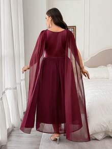 Modelyn Vestido Elegante Vermelho com Decote Drapeado em Gola Cowl e Barra Fluida em Chiffon para Mulheres Plus Size de Verão - Vermelho - Visão 2