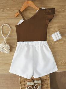 SHEIN Elladie kids 女童 (小號) 春夏白色背心套裝，正面白色珍珠 3D 花卉裝飾，羅紋針織面料不對稱肩帶背心，搭配編織面料白色純色西裝短褲，2 件套，適合女童簡約、高端、優雅、通勤、舒適穿搭，適用於日常穿著、學校、外出、度假、派對、節日、春夏 - 咖啡棕 - 查看 2