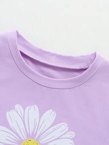 SHEIN Sparklyn 女童夏季新款套裝，可愛俏皮風，紫色短袖 T-shirt 上衣搭配雛菊印花設計，配復古中藍色牛仔裙褲，鬆緊腰頭設計，對比色 3D 刺繡雛菊圖案，修身剪裁，柔軟親膚面料，適合外出、派對等多種場合，夏季新款女童套裝 - 彩色 - 查看 5