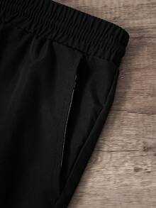 Manfinity Joysei Setelan 2 Potong Pria Ukuran Standar Warna Khaki dengan Motif Huruf dan Pohon Palem serta Celana Pendek Hitam - MultiWarna - View 4