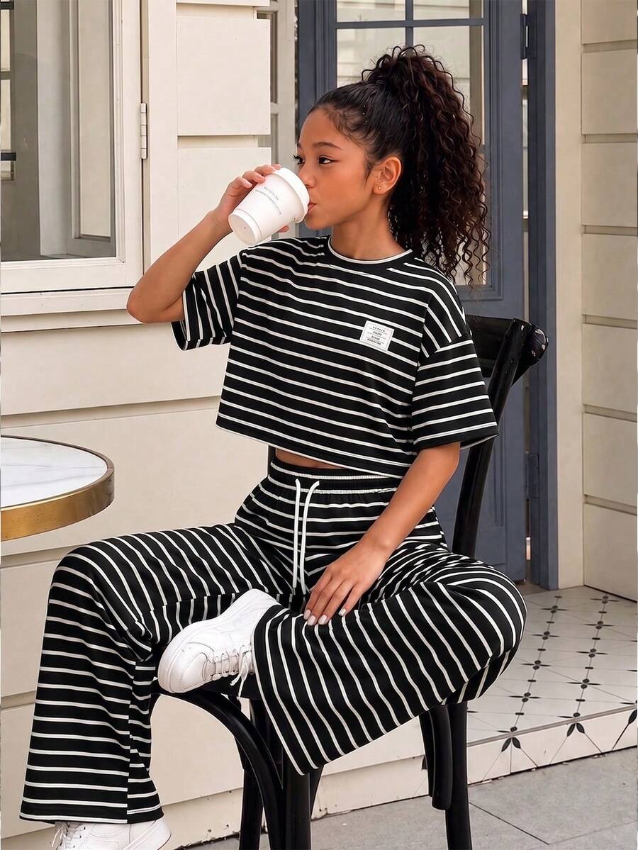 SHEIN 2件組青少年女孩時尚條紋套裝,短袖圓領寬鬆T恤搭配條紋針織寬腿長褲,適合派對、度假、校園、日常休閒穿著,春/夏/秋季 - 黑色 - 查看 1