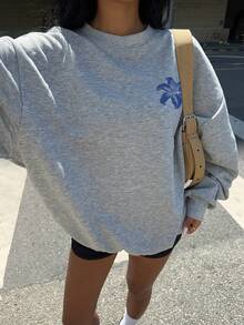 SHEIN EZwear 休閒極簡熱帶藍色花卉復古字母圖案印花圓領長袖寬鬆女款運動衫，適合春夏季海灘 - 淺灰色 - 查看 3