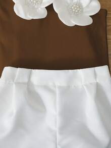 SHEIN Elladie kids 女童 (小號) 春夏白色背心套裝，正面白色珍珠 3D 花卉裝飾，羅紋針織面料不對稱肩帶背心，搭配編織面料白色純色西裝短褲，2 件套，適合女童簡約、高端、優雅、通勤、舒適穿搭，適用於日常穿著、學校、外出、度假、派對、節日、春夏 - 咖啡棕 - 查看 6