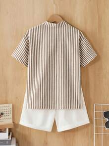 SHEIN Vintaside Kids 男童休閒通勤套裝 2 件組，立領紋理條紋布料襯衫搭配紗染條紋短褲，舒適時尚襯衫套裝 - 卡其色 - 查看 2