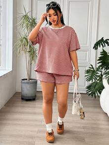 SHEIN EZwear 黑色與紅色休閒軟挺大尺碼短袖T恤與短褲2件套，適合度假、夏季、辦公室與假期 - 紅白色 - 查看 6