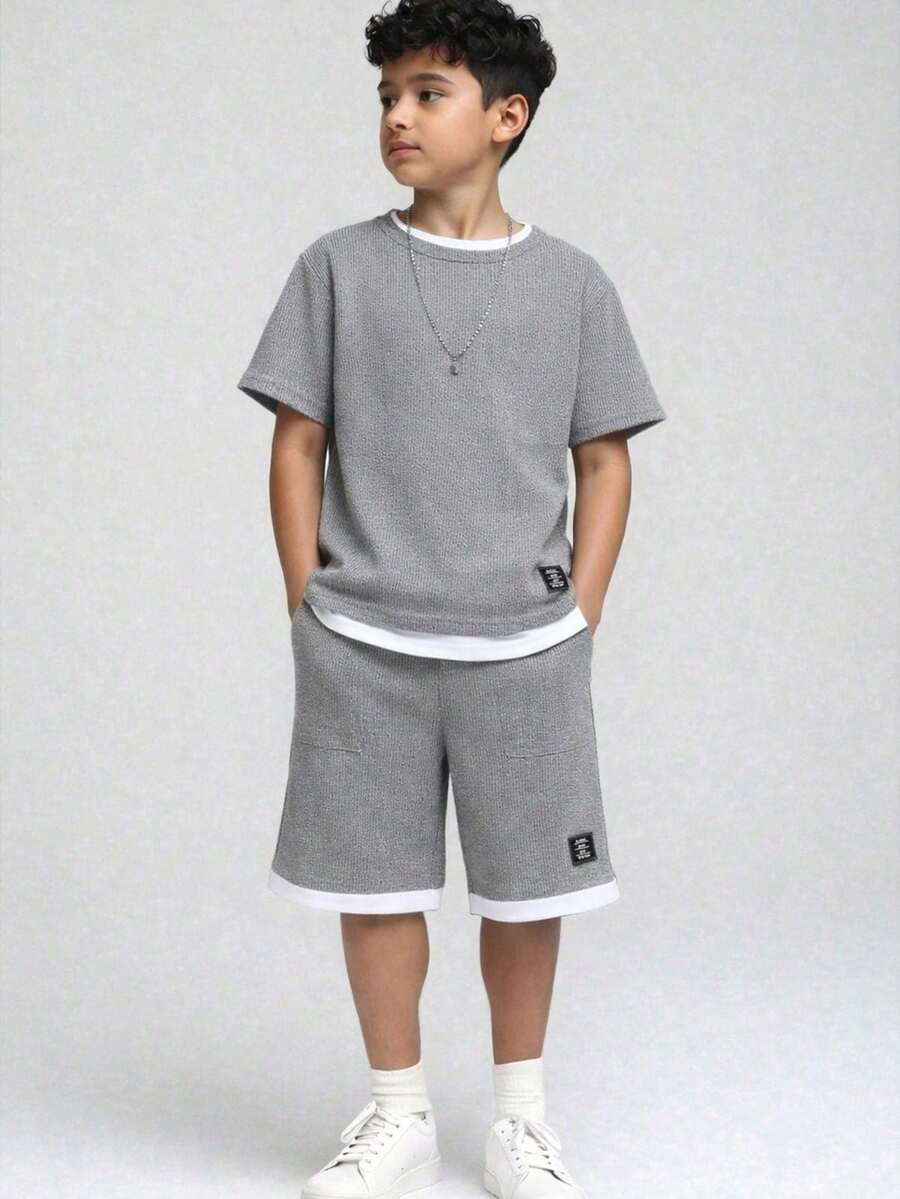 SHEIN Mirajuku 两件套男童撞色滚边短袖T恤和斜插口袋短裤套装 - 灰色 - 查看 1