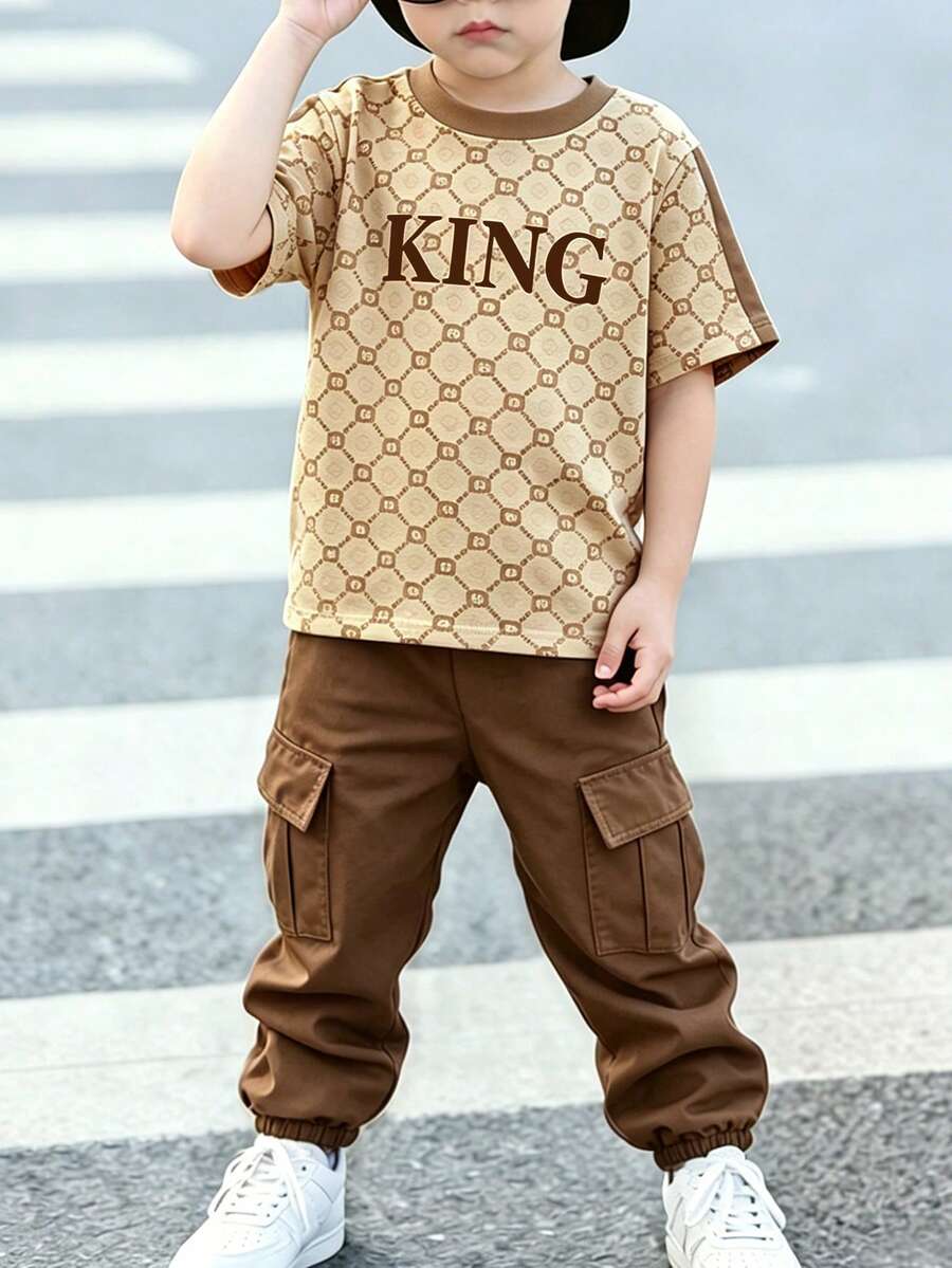 小男孩時尚簡約 KING 英文標語印花圓領短袖 T 恤與工裝褲套裝,適合度假聚會與派對,輕鬆舒適,夏季必備休閒穿搭,街頭風、開學季、戶外野餐、街拍、校園、度假、禮物首選 - 彩色 - 查看 1