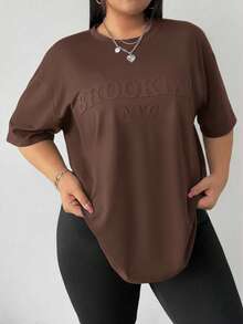 SHEIN CURVE+ Curve Plus Size 女款布鲁克林字母压纹黑色 T 恤 - 棕色 - 查看 3