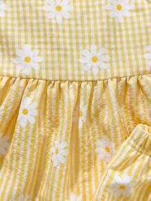 SHEIN Vintaside Kids 这款少女风两件套，包括一件黄色吊带上衣和一条带口袋的高腰牛仔短裤，甜美可爱又百搭，是春夏的理想之选。梭织面料厚度适中，饰有荷叶边蝴蝶结和立体花朵，豹纹纽扣更添复古气息。适合日常上学、游览热门景点、度假旅行、居家休闲以及参加派对等各种场合。 - 黃色 - 查看 5