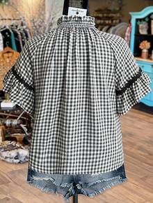 Linhara Blus Ukuran Besar Model Musim Panas dengan Leher, Lengan, dan Patchwork Warna Senada, Bordir 3D, Renda, Gaya Prancis Segar, Motif Kotak-kotak Biru Putih, Leher V, Lengan Berkerut, dan Kerah Bergelombang. - Hitam - View 2