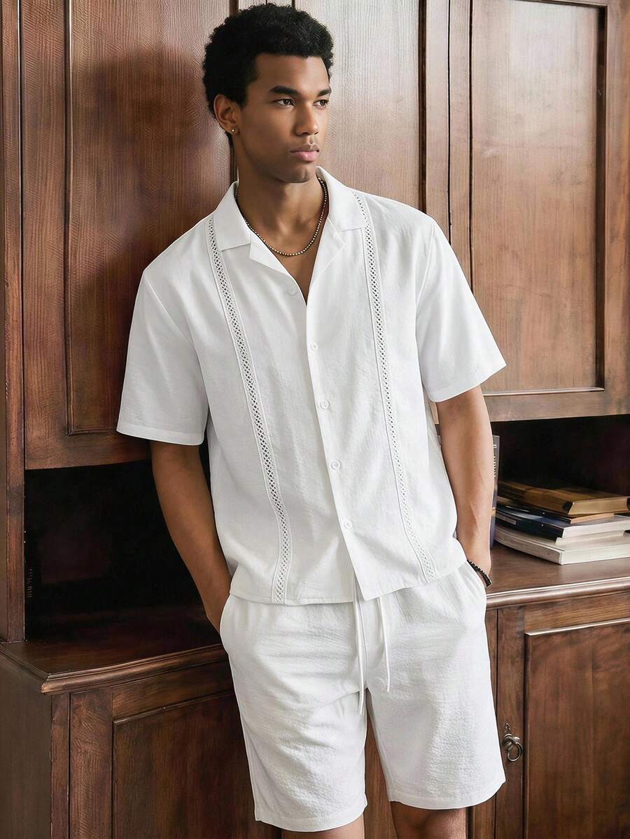 SWAVVY Conjunto de camisa de manga corta con patchwork de encaje y abotonadura sencilla para hombre, y pantalones cortos con bolsillo texturizado y cintura con cordón para vacaciones - Blanco - Ver 1