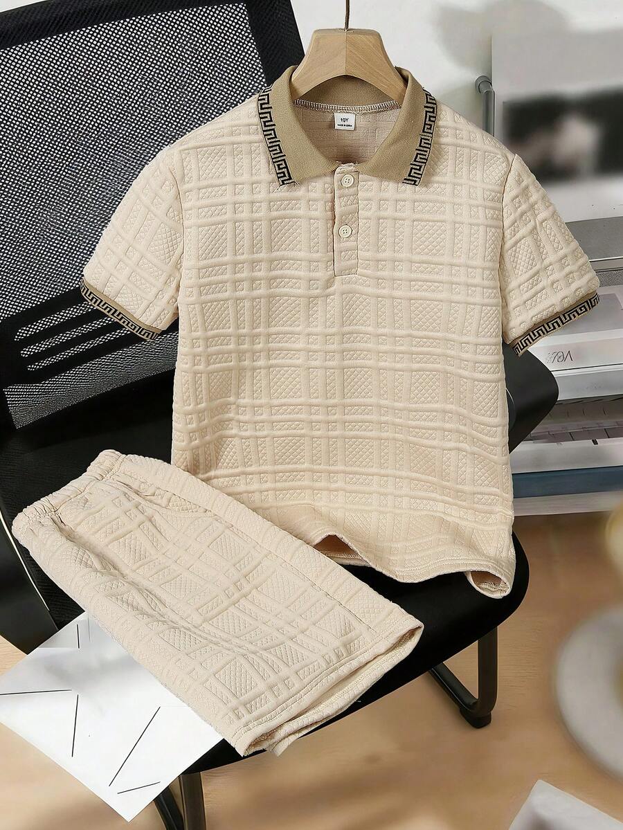 2件組男孩夏季米色休閒極簡提花對比飾邊短袖 Polo 衫與短褲套裝,寬鬆舒適版型,適合日常外出,短褲側邊隱形口袋實用俐落,適用於學校活動、家庭聚會與戶外玩耍 - 杏色 - 查看 1