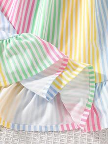 SHEIN Genkimix Kids Mädchen 4-7 Jahre alt gewebter Stoff bunter roter gestreifter digitaler Muster Saum Patchwork Rüschenbesatz Trägerkleid, süße 3D Blumen Dekoration, geeignet für Sommer Alltagskleidung, Ausflüge, Strandurlaub, Rüschen A-Linie Sommerkleid, Schwestern Treffen Anlässe - Verschiedenfarbig - Übersicht 7