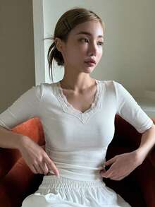DAZY 對比蕾絲貼身V領優雅度假風夏季女款背心T恤 - 白色 - 查看 3
