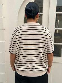 Dazy Plus 趣味通勤配色拼接 Polo 領休閒短袖大尺碼女款春夏針織上衣 - 黑與白 - 查看 3