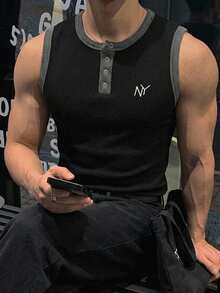 DAZY 黑色紋理面料拼接對比灰色滾邊設計圓領半開襟男士背心 - 彩色 - 查看 3