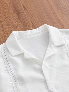 SWAVVY Conjunto de camisa de manga corta con patchwork de encaje y abotonadura sencilla para hombre, y pantalones cortos con bolsillo texturizado y cintura con cordón para vacaciones - Blanco - Ver 3