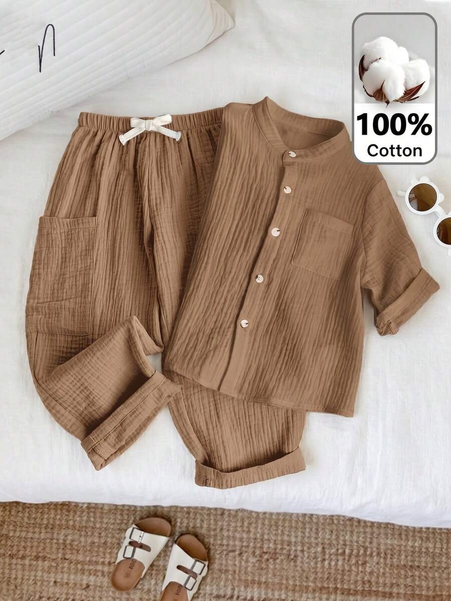 SHEIN 2 件套年轻男孩休闲运动度假干净风格，可爱，Kpop 纯白色 Polo 衫和纯色松紧腰口袋裤套装，适合儿童服装，年轻男孩服装，返校男孩套装，适合生日派对、晚会、表演、婚礼、情人节，适合日常使用、学校、旅行、运动、春夏季