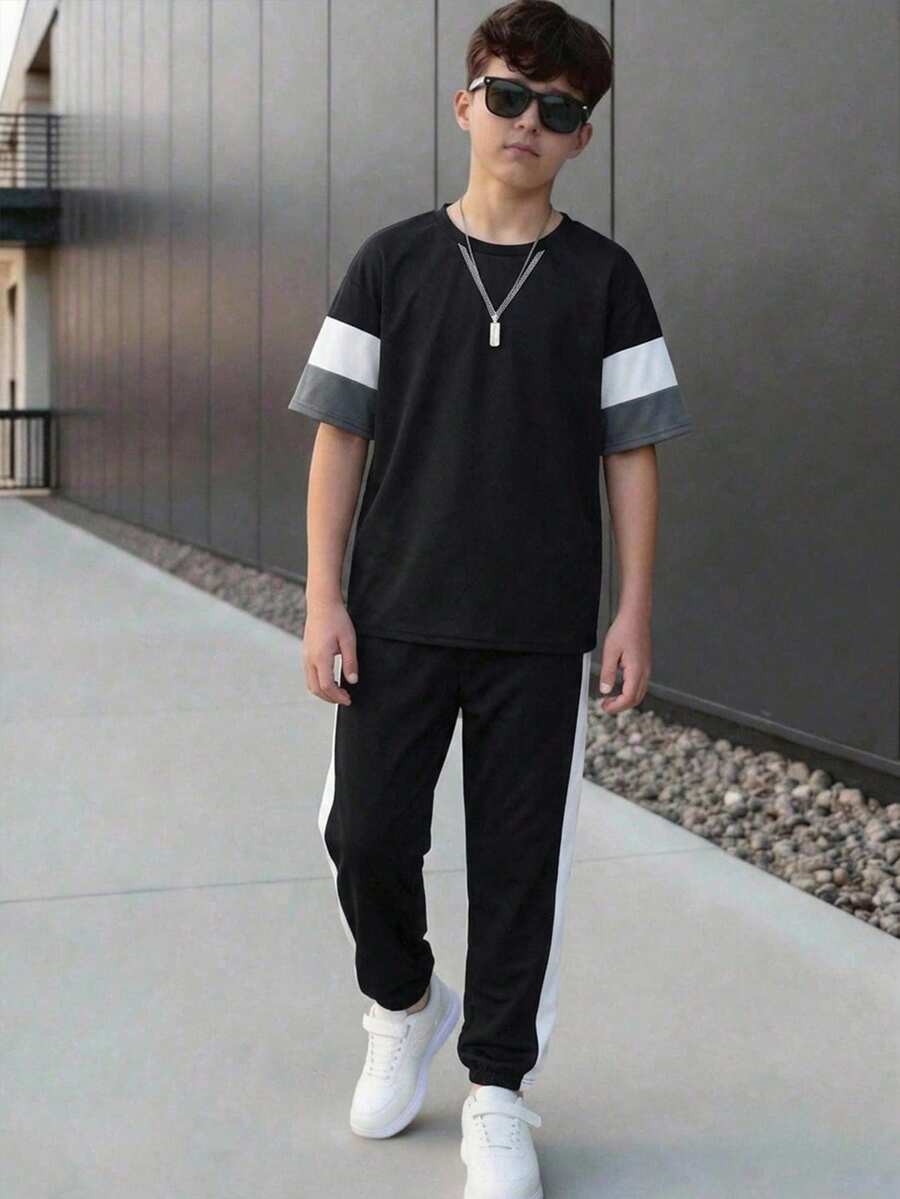 SHEIN 兒童 2 件組青少年男孩休閒舒適時尚簡約圓領短袖 T 恤與長褲套裝，經典校園風，酷感條紋圖案印花，Super Silhouette 騎士牛仔小馬 Logo 印花，適合春夏