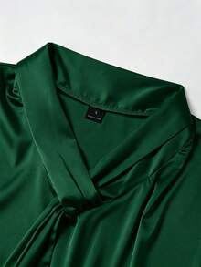 SHEIN 素色領口優雅通勤夏季短袖襯衫，緞面布料，白色襯衫，寬鬆版型，適合通勤、商務、派對、約會場合，春/夏季風格襯衫 - 墨綠色 - 查看 8