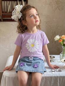 SHEIN Sparklyn 女童夏季新款套裝，可愛俏皮風，紫色短袖 T-shirt 上衣搭配雛菊印花設計，配復古中藍色牛仔裙褲，鬆緊腰頭設計，對比色 3D 刺繡雛菊圖案，修身剪裁，柔軟親膚面料，適合外出、派對等多種場合，夏季新款女童套裝 - 彩色 - 查看 4