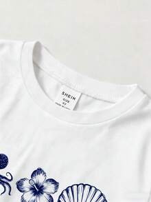 SHEIN 小男孩 T 恤套裝 2 件組，夏季趣味海洋印花圓領短袖上衣搭配彈性腰拼色藍白條紋短褲，柔軟彈性面料，寬鬆版型，春夏時尚男孩套裝，休閒舒適百搭，適合外出、街頭風、居家、旅行與度假 - 白色 - 查看 5