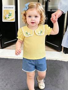 SHEIN Playful Pals 女嬰鵝黃色紋理上衣配彼得潘領、花卉刺繡、白色貝殼蕾絲飾邊，搭配藍色短褲，柔軟可愛的夏季度假休閒套裝 - 黃色 - 查看 3