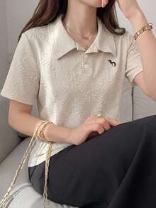 FRIFUL 女款標準版半鈕扣 Polo 領上衣，胸前刺繡印花，紋理面料，夏季款 - 杏色 - 查看 4