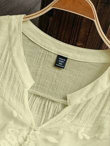 SHEIN LUNE 大尺碼女款刺繡缺口V領捲袖休閒襯衫 - 淡黃色 - 查看 3