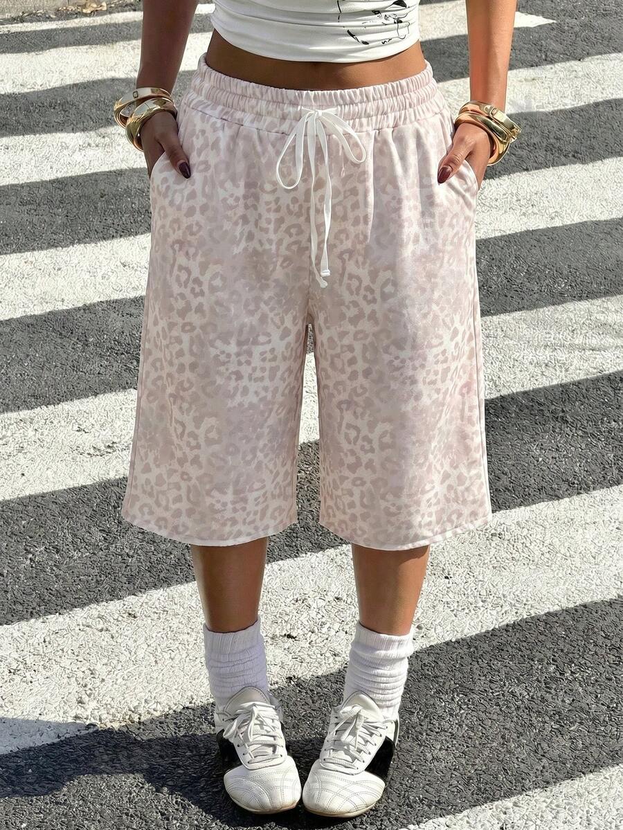 SHEIN EZwear 大尺碼女款豹紋抽繩腰口袋休閒寬鬆及膝短褲 - 卡其色 - 查看 1