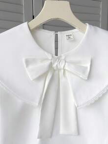 SHEIN 兒童青少年女孩春秋彼得潘領 3D 蝴蝶結長袖寬鬆白色襯衫上衣 百搭清新學院風小眾法式荷葉邊開學校服童裝秋冬套裝 - 白色 - 查看 4