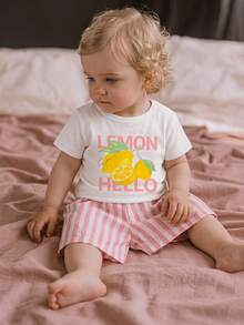 SHEIN 嬰幼兒夏季清新水果印花短袖套裝，休閒2件套，HELLO檸檬圖案短袖上衣 + 粉色與白色條紋短褲，適合外出穿著 - 淺粉色 - 查看 3