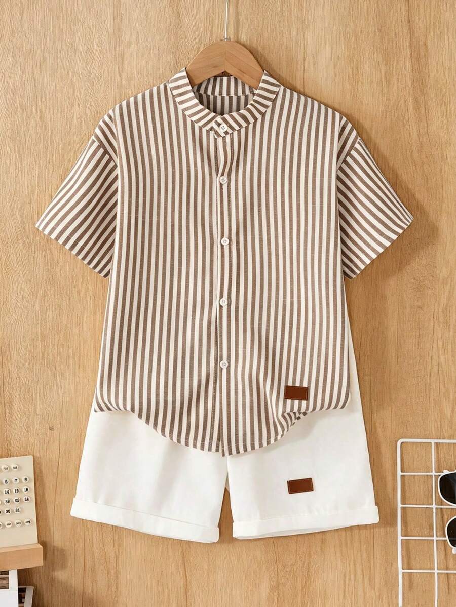 SHEIN Vintaside Kids 男童休閒通勤套裝 2 件組,立領紋理條紋布料襯衫搭配紗染條紋短褲,舒適時尚襯衫套裝 - 卡其色 - 查看 1