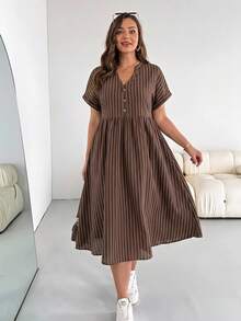 SHEIN Essnce 大尺碼女款缺口V領條紋百褶休閒日常洋裝 - 棕色 - 查看 5