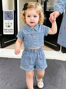 SHEIN Vintaside Kids 女嬰牛仔短袖夾克與短褲兩件套，夏季新品，休閒可愛女孩風，淺藍牛仔色，櫻桃刺繡，鬆緊腰寬鬆版型，柔軟棉質牛仔面料，適合女嬰節慶、日常、海灘、週末、早午餐、約會穿搭 - 中等水洗藍 - 查看 8