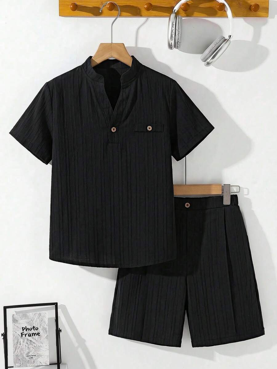 SHEIN 兒童青少年男孩休閒短袖V領上衣與短褲套裝 畢業禮服 度假舒適套裝 男孩穿搭套裝 舒適波希米亞街頭風 - 彩色 - 查看 1
