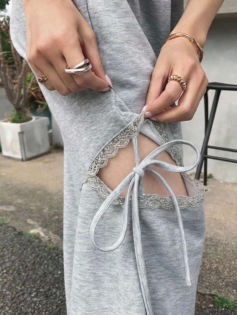 FRIFUL 女款夏季新款彈性腰側縫鏤空對比蕾絲抽繩直筒休閒長褲 - 灰色 - 查看 1
