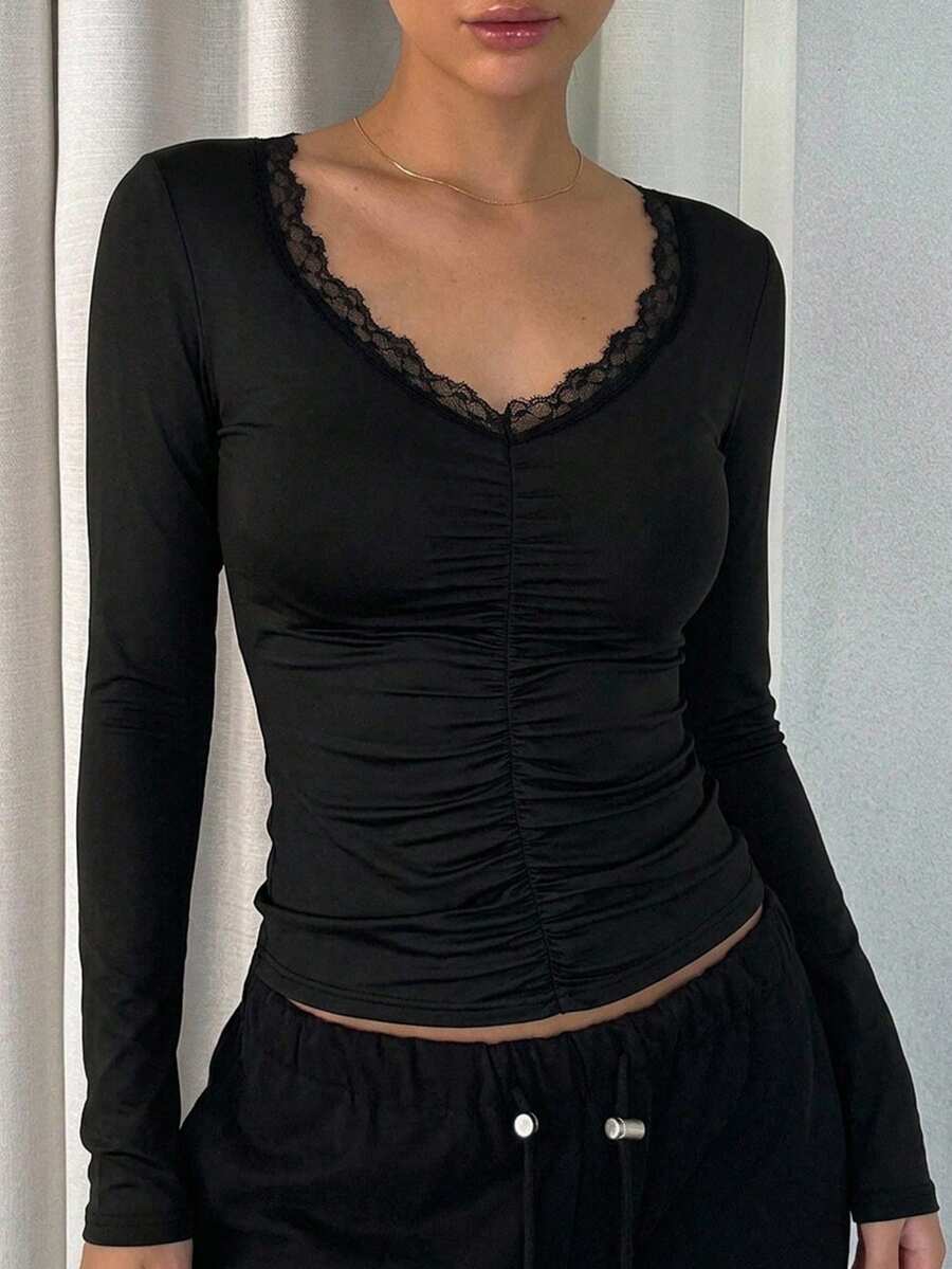 DAZY 女款修身對比蕾絲V領長袖抓皺上衣 - 黑色 - 查看 1